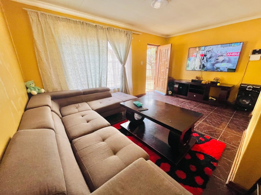 3 Bedroom Property for Sale in Molifi Tau Kloof Free State